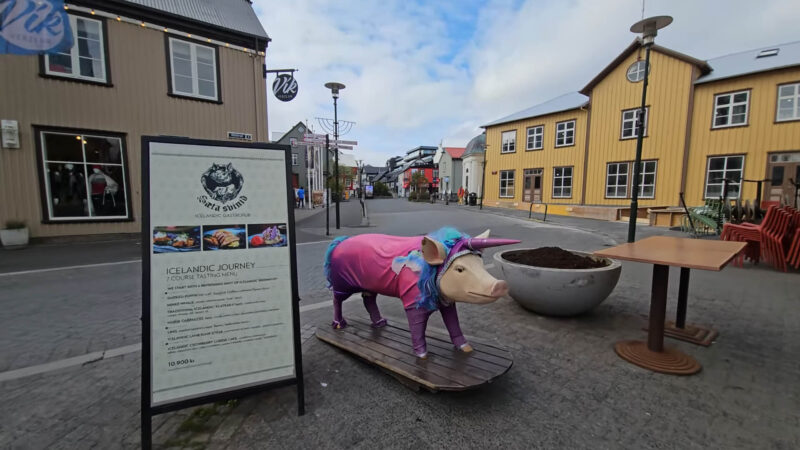 The pig statue in front of the Sæta Svínið restaurant in Reykjavik